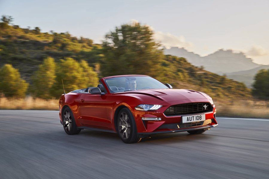 Ford przedstawia rocznicową edycję specjalną Mustanga55 5.0 litra V8 i ulepszonego Mustanga z 2,3-litrowym silnikiem EcoBoost