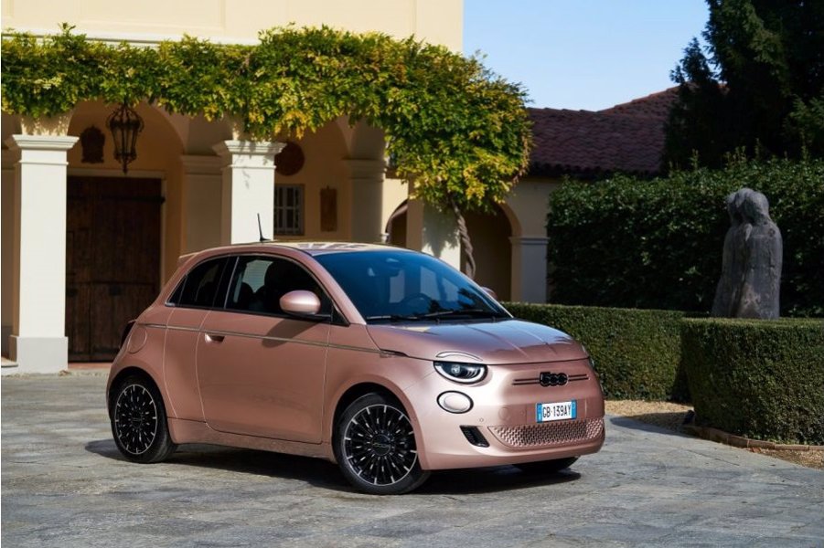 Nowy Fiat 500 najlepszym samochodem elektrycznym w plebiscycie Auto Lider 2022