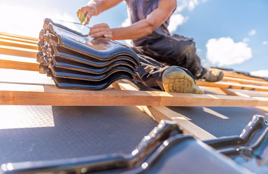 Dach, który oddycha – ale też nie przemaka. Jak dobrać warstwę wstępnego krycia do projektu domu